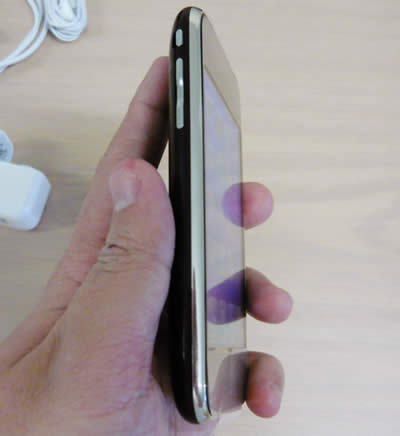 iPhone 3G trông mỏng hơn nhưng kỳ thực lại dày hơn iPhone cũ. Ảnh: Smh.