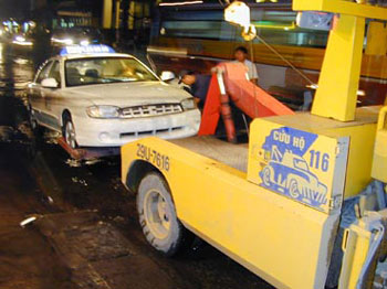 Kéo taxi ngập nước. Ảnh: Giaothongmienbac.com.vn